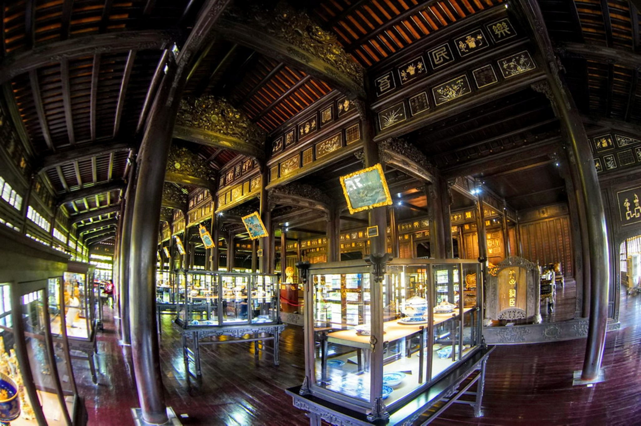 Điện Long An còn gọi là Bảo tàng Mỹ thuật Cung đình Huế, là nơi trưng bày cổ vật cung đình Huế.