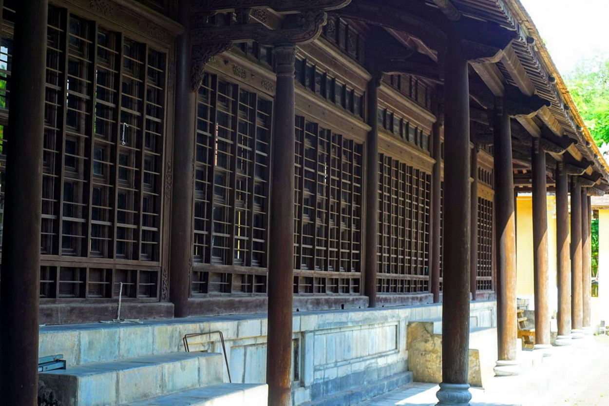 Mặt ngoài điện lắp các khung cửa kính, một đặc điểm giống với tòa điện chính của cung Diên Thọ trong Hoàng thành.