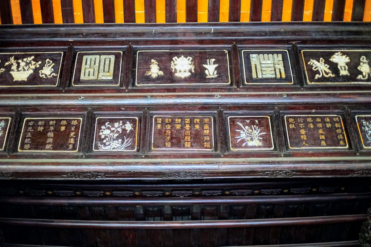 Phần trang trí nội thất chính của ngôi điện là các liên ba, đồ bản chạm khắc theo lối nhất thi nhất họa và nhất tự nhất họa phổ biến trong các cung điện Huế.