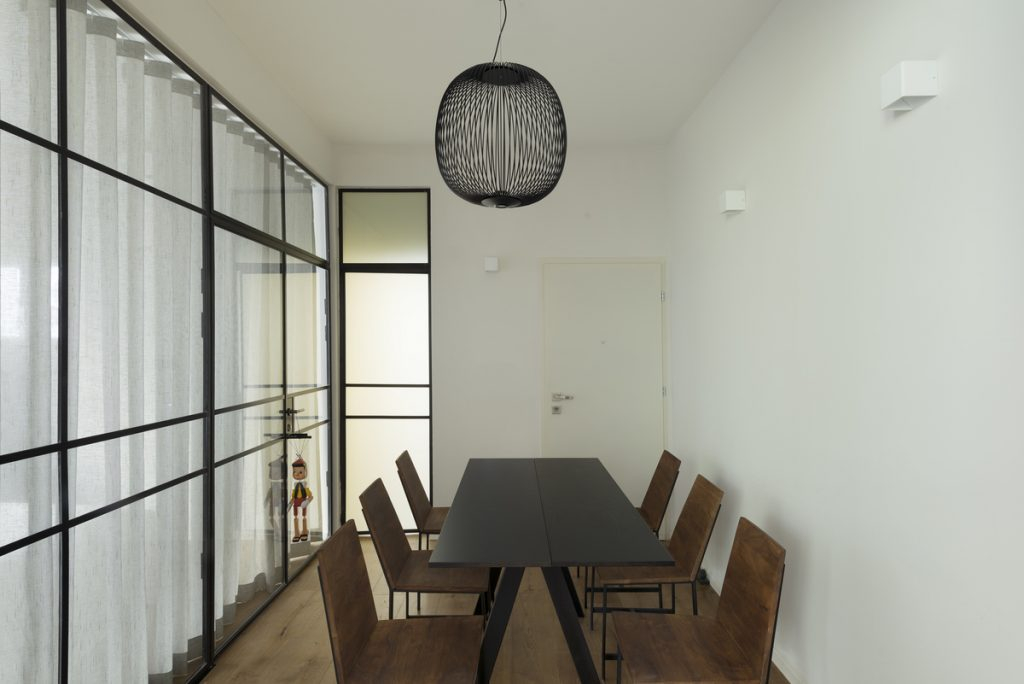 Phòng ăn sử dụng một chiếc đàn thả bàn ăn dạng lồng chim độc đáo, tạo cảm giác mở cho căn phòng.