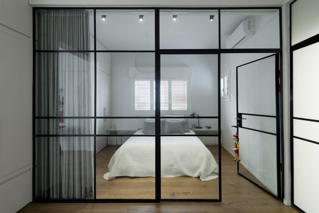 Bên trong phòng ngủ được bố trí hệ tủ âm tường và giường đơn giản, có hệ thống đèn rọi tạo ánh sáng lung linh mờ ảo khi cần.