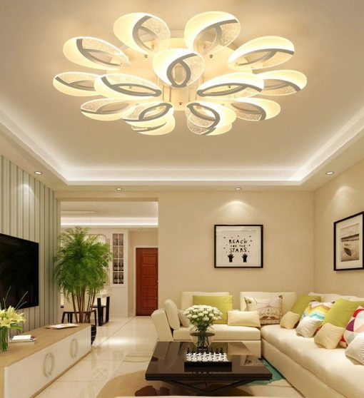 Đèn led ốp trần giúp cung cấp loại ánh sáng lan tỏa dịu nhẹ, từ trung tâm trần nhà tới tường và các món đồ nội thất bên dưới. Đèn ốp trần với nhiều hoa văn độc đáo, sẽ là điểm nhấn thu hút nhưng vẫn tinh tế của không gian