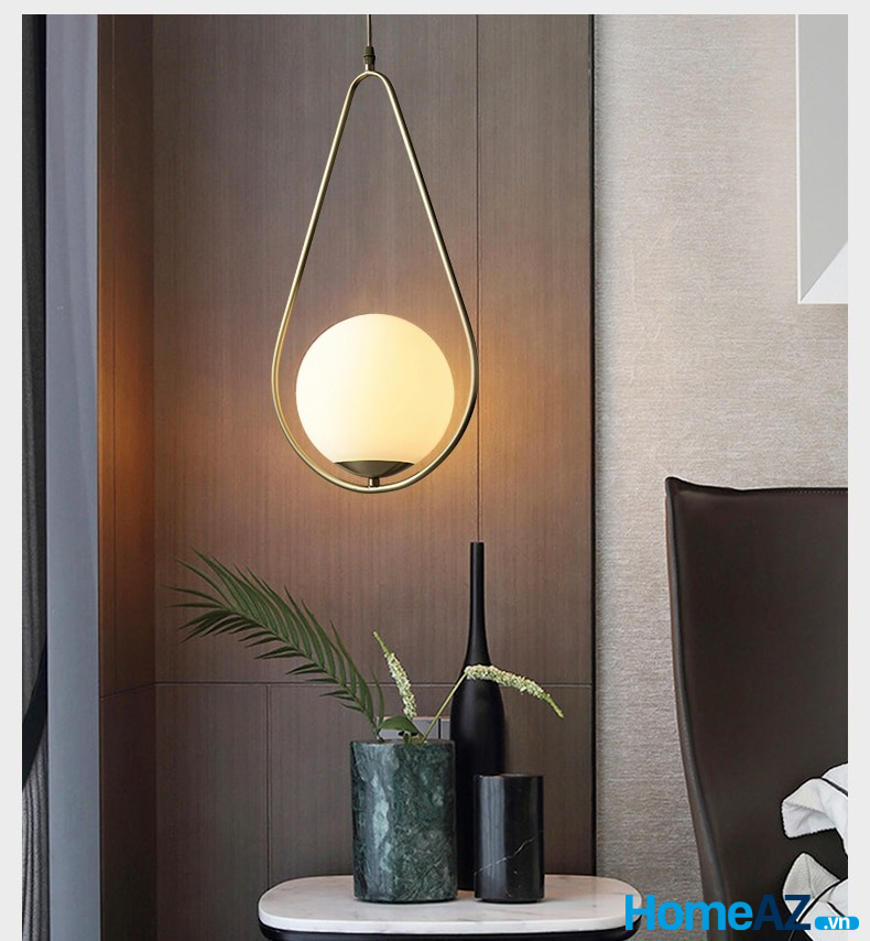 Đèn thả quả cầu trong phòng ngủ với ánh sáng vàng dịu nhẹ giúp không gian thêm phần lãng mạn hơn.
