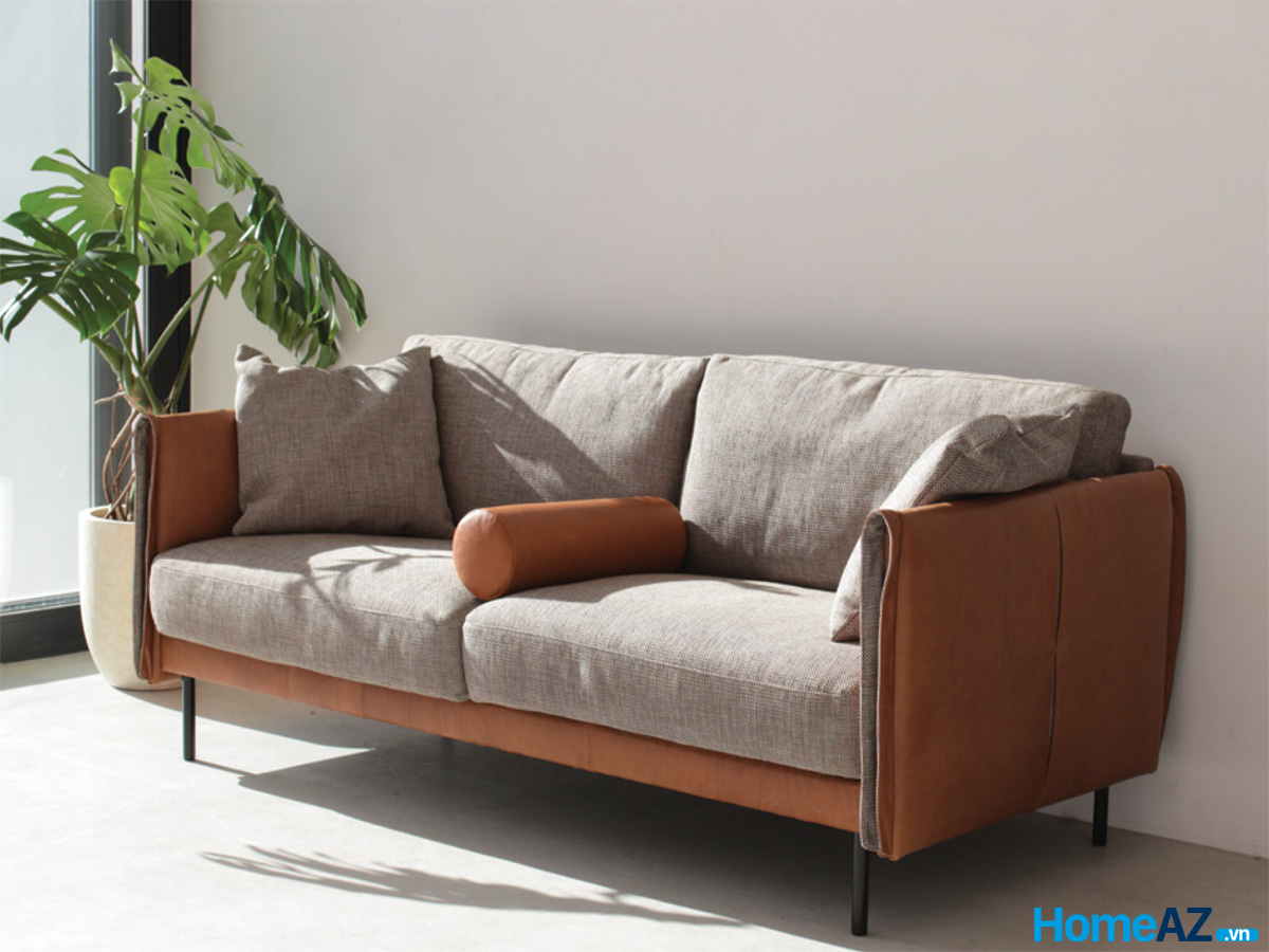 Sản phẩm là sự kết hợp giữa hai loại chất liệu phổ biến cho sofa băng hiện nay là da và vải bố