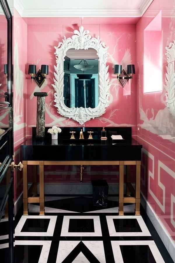 Tường màu hồng nữ tính tương phản với lớp nền gạch màu đen nam tính tạo nên vẻ quyến rũ cho phòng tắm hiện đại. Chưa hết, 4 chiếc đèn chao đen gắn tường như để làm tăng tính huyền bí cho căn phòng mỗi khi đêm về.
