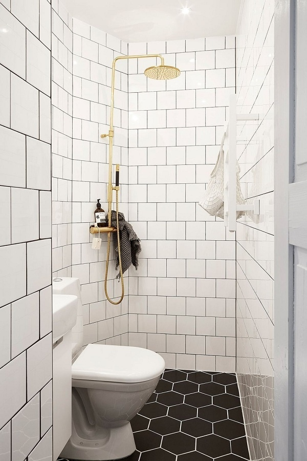 Dùng tường gạch trắng kết hợp với gạch lát nền đen bên trên có đèn trang trí âm trần giúp đánh lừa thị giác, khiến nhà tắm như rộng hơn.