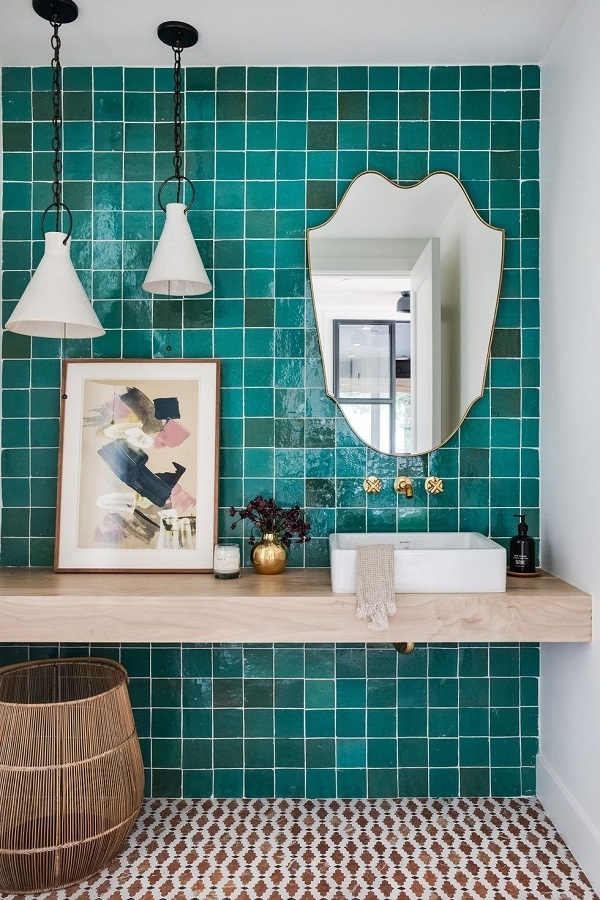 Hãy chọn đèn thả chao hình nón tông trung tính cho những mảng màu hiện đại và phong cách Địa Trung Hải cho phòng tắm này. Bức tường bằng gạch xanh bóng và các tác phẩm nghệ thuật tạo nên khung cảnh xanh mát.