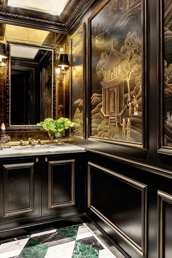 Tấm sơn mài đen - vàng kết hợp với giấy dán tường giúp cho phòng tắm trở nên tinh tế, sang trọng. Bên cạnh chiếc gương bồn tắm lắp thêm 2 đèn tường trang trí phong cách cổ điển, cùng tông màu nội thất mang đến tuyệt tác hoàn hảo đến không tưởng.