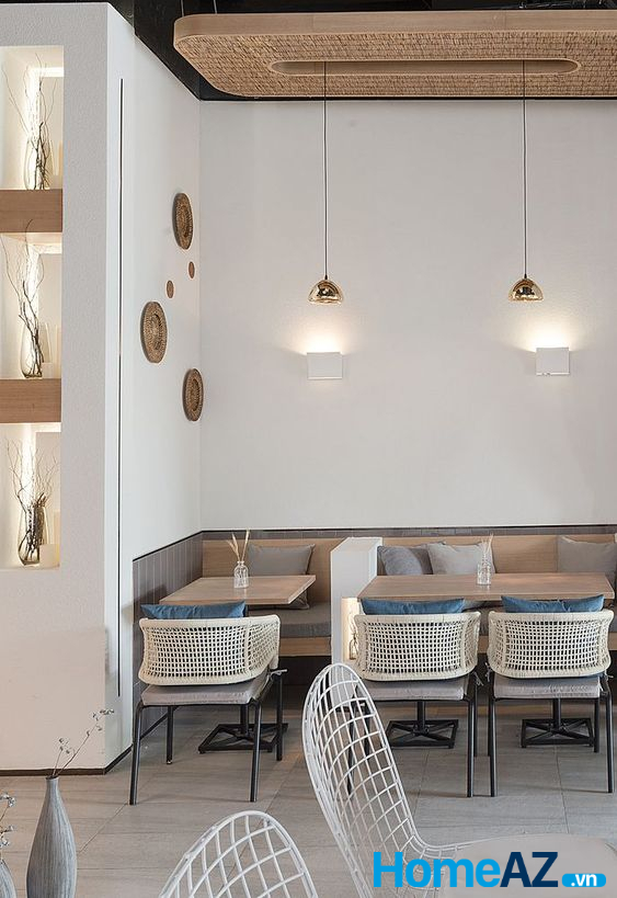 Đèn trang trí quán cafe: đèn gắn tường hắt sáng trong quán cà phê cung cấp một nguồn sáng dịu nhẹ, tô điểm bức tường trống thêm hấp dẫn.