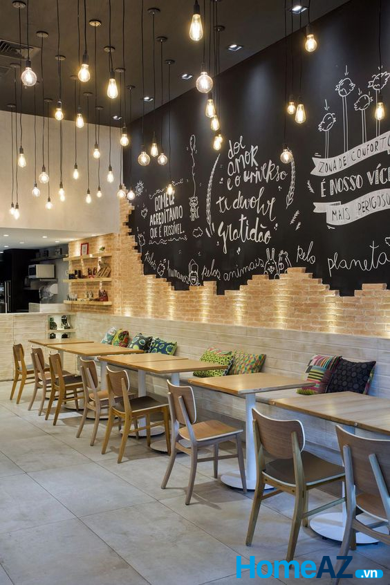 Đầu tư vào việc lắp đặt hệ thống đèn trang trí quán cafe bắt mắt sẽ giúp thu hút khách hàng tới với quán cafe, nhà hàng của bạn hơn