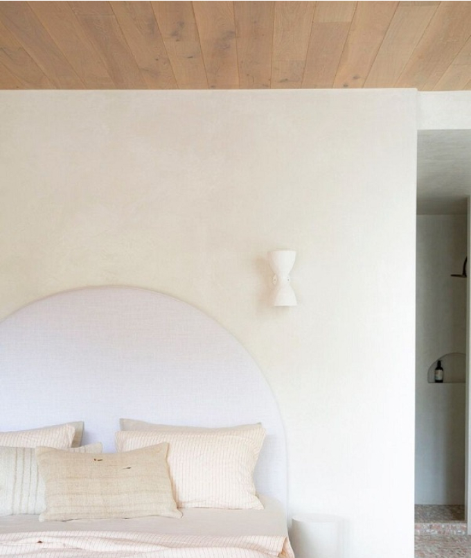 Nếu bạn lo lắng rằng trần nhà bằng gỗ sẽ khiến căn phòng tối đi, hãy suy nghĩ lại. Như trong phòng ngủ này, trần nhà bằng gỗ sáng màu kết hợp đèn gắn tường tông trung tính thực sự làm nền cho phòng ngủ dịu nhẹ, ấm áp hơn.