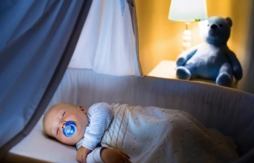 Thậm chí, ở góc độ nào đó, ánh sáng đèn có thể giúp bố mẹ chăm sóc bé tốt hơn khi nhu cầu ban đêm đòi hỏi bé phải thường xuyên được quan sát.