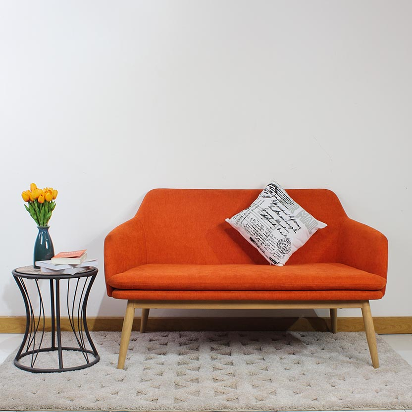 Ghế sofa băng vải Ortis mang lại không gian sống thư thái cho căn studio
