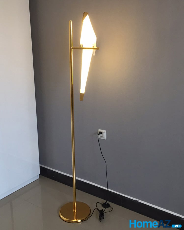 Đèn cây chim hạc mang ánh sáng vàng ấm, giúp cho căn phòng ngủ lung linh và độc đáo. Loại đèn này có thiết kế linh động, dễ dàng di chuyển. Phù hợp cho các căn phòng ngủ của người trẻ