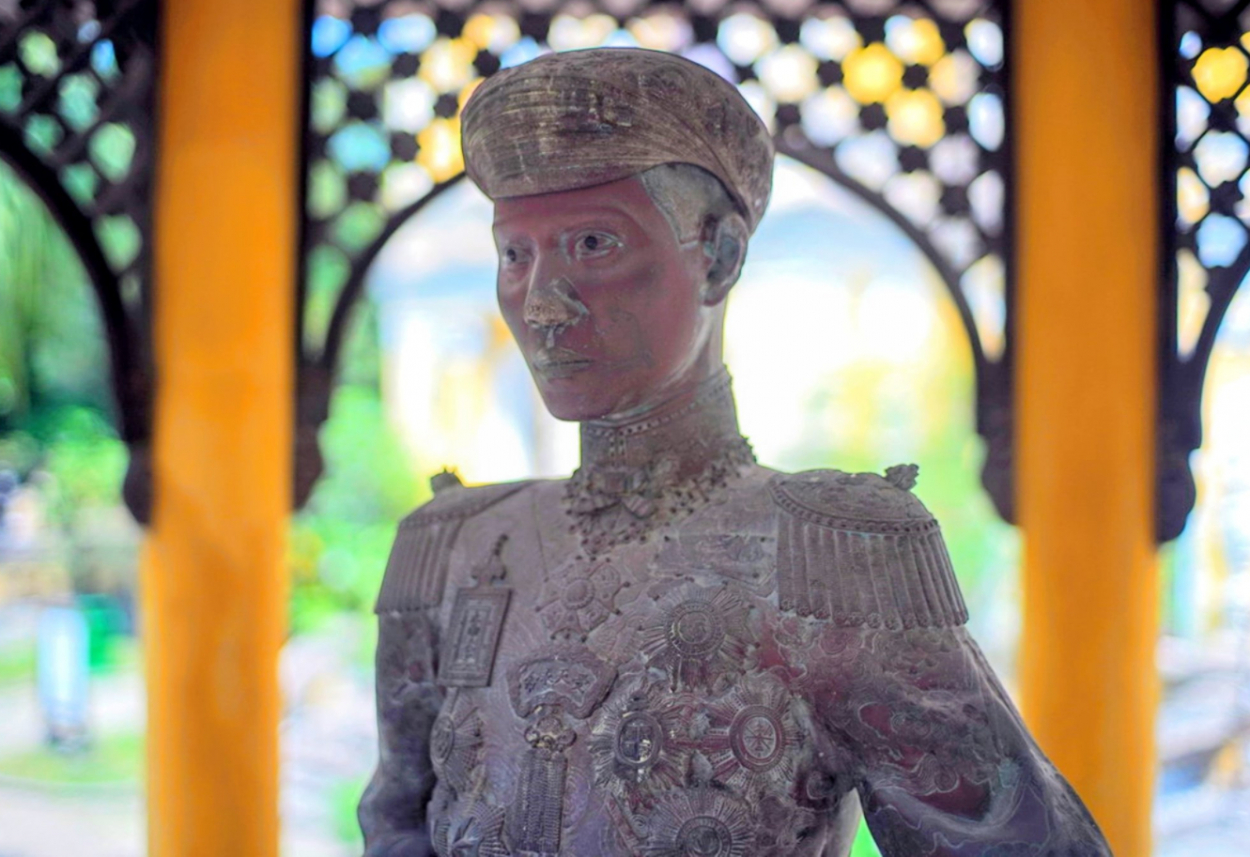 Trong đình có đặt bức tượng đồng vua Khải Định tỷ lệ bằng người thật, đúc từ năm 1920.