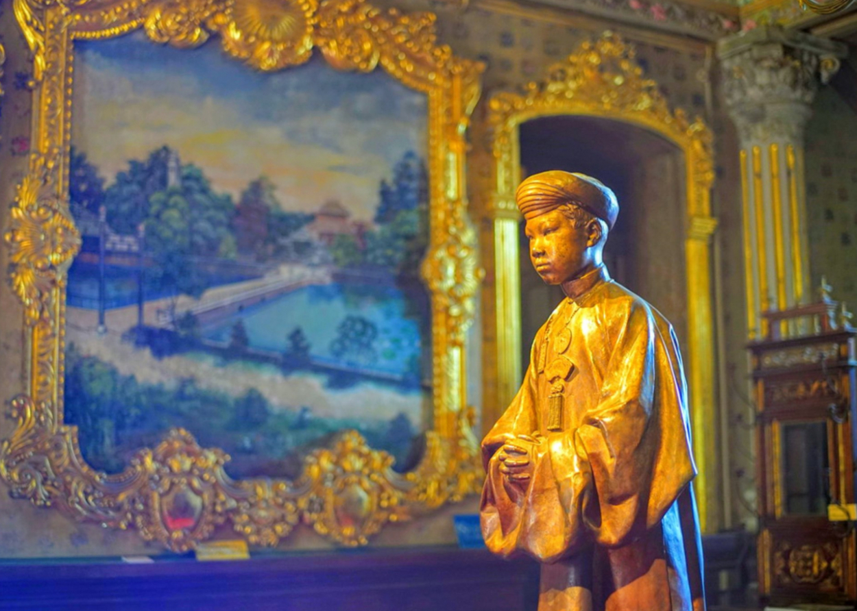 Giữa đại sảnh có tượng đồng của Hoàng Thái tử Nguyễn Phúc Vĩnh Thụy, người sau này là vua Bảo Đại.