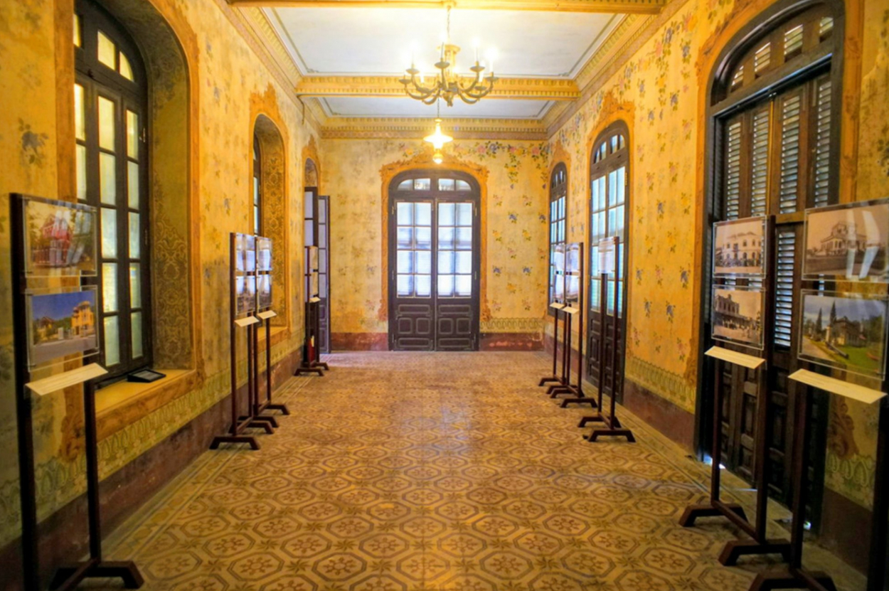 Hai căn phòng ngoài cùng nằm ở hai bên của tầng một được dùng làm phòng thông tin và trưng bày hình ảnh tư liệu.