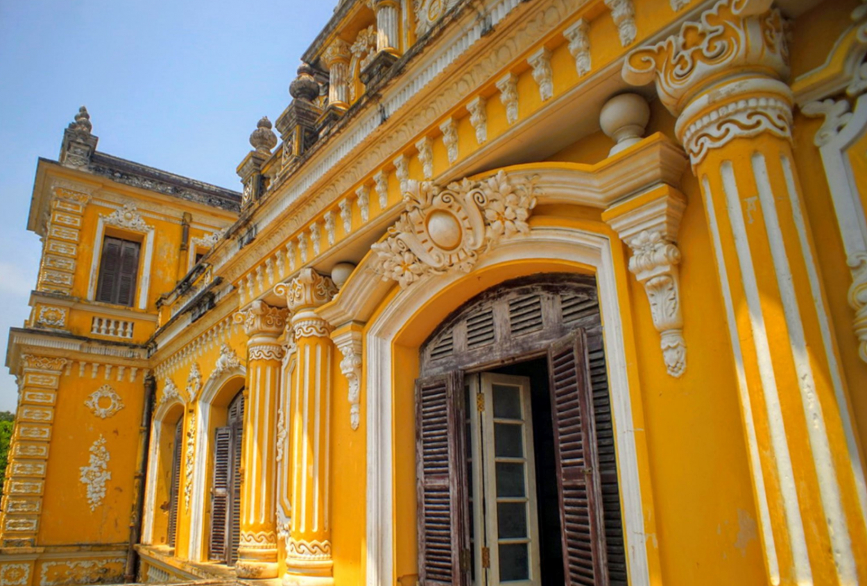 Các công trình kiến trúc trong cung An Định đều mang phong cách kết hợp giữa đề tài trang trí truyền thống của Việt Nam. Phối hợp với các đề tài trang trí của châu Âu, tạo nên bức tranh kiến trúc độc đáo.
