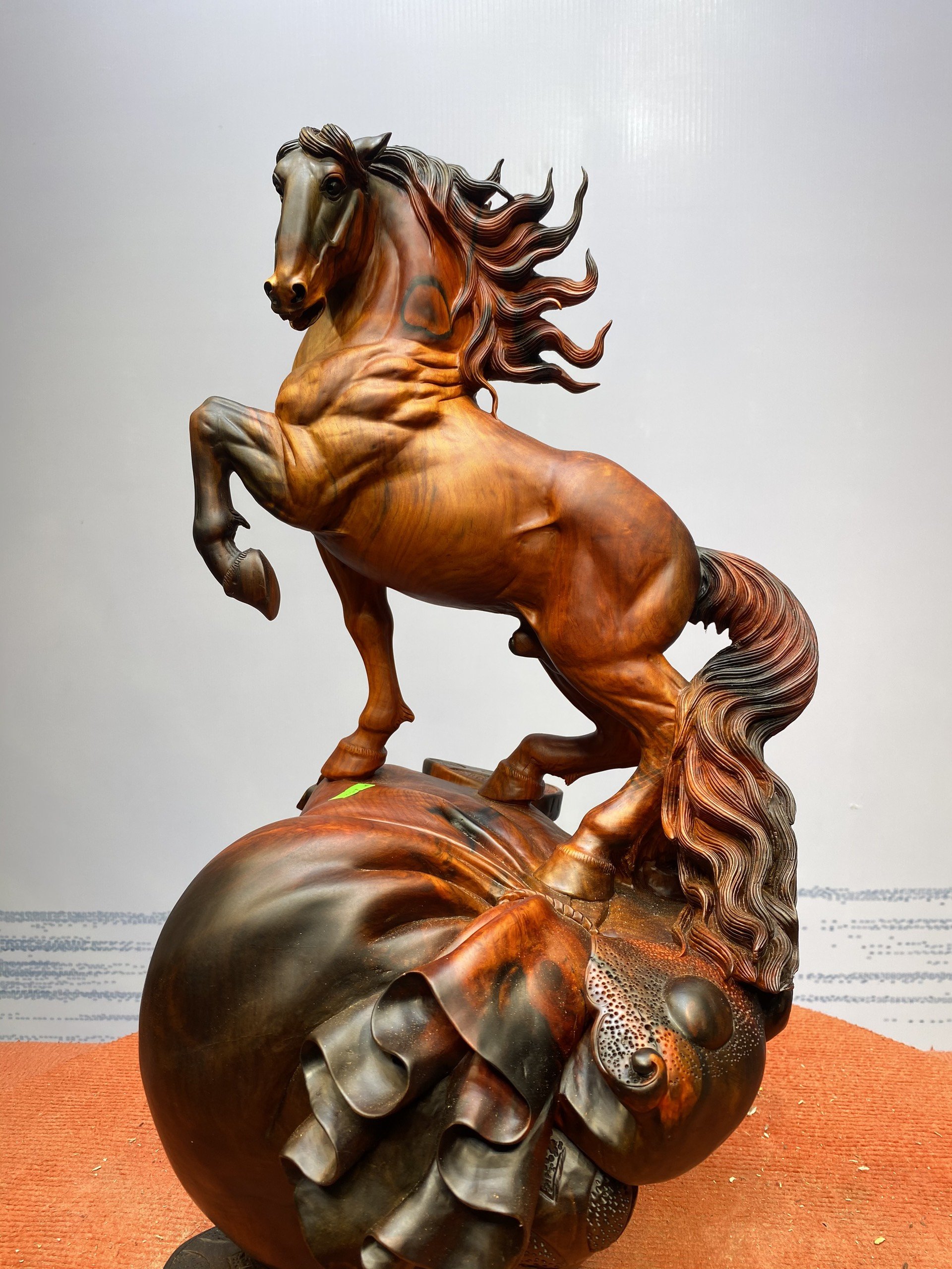 Tượng Ngựa Gỗ Phong Thủy Gỗ Trắc Đỏ Đen | HomeAZ.vn