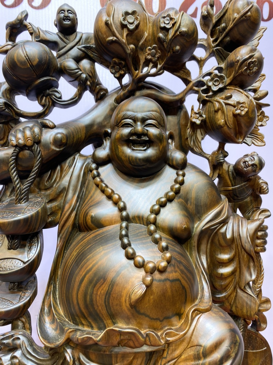 Tượng Phật Di Lặc với nét hoan hỉ, biểu tượng cho phúc lộc, hạnh phúc viên mãn