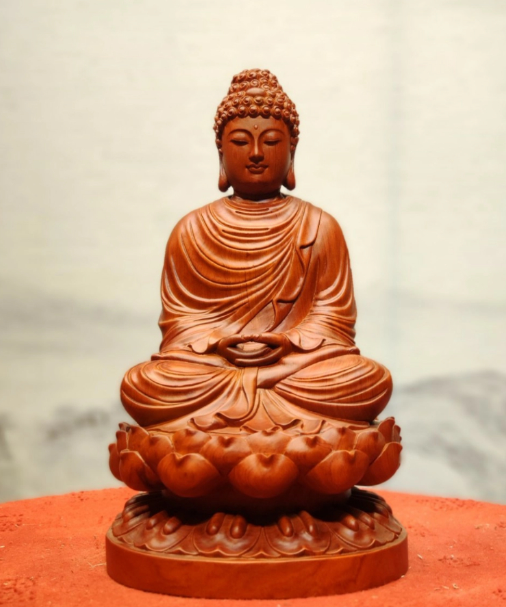 Tượng Phật gỗ với hình ảnh Đức Phật Thích Ca ngự đài sen an nhiên, tự tại