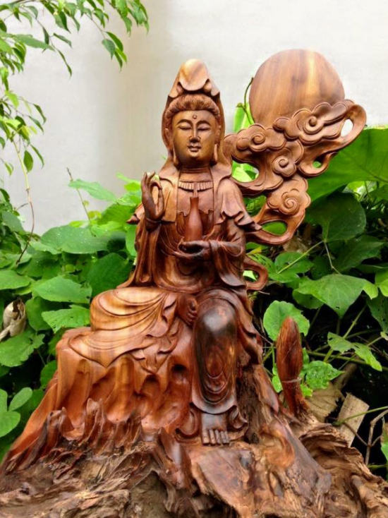 Tôn tượng Phật Bà Quan Âm với hiện thân là người nữ như một người mẹ hiền cứu độ chúng sinh.
