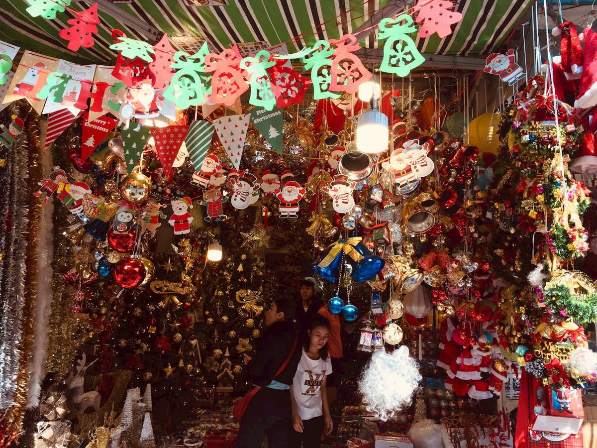 Phố Núi Trúc từ lâu đã trở thành địa điểm bán đồ Noel nhộn nhịp của khu vực quận Ba Đình