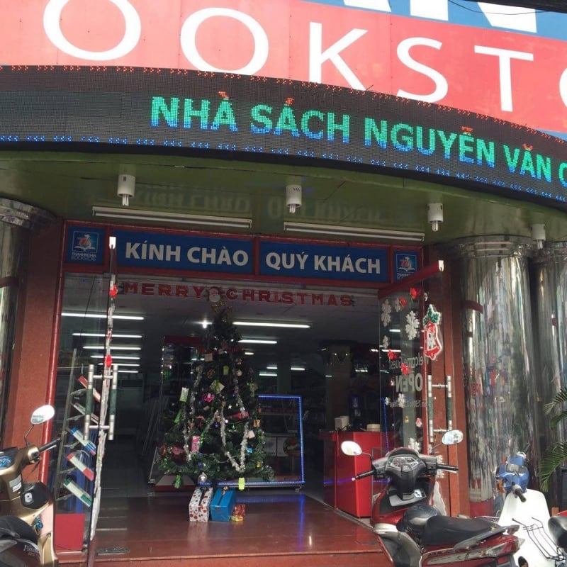 Nhà sách Nguyễn Văn Cừ - Nơi bán đồ trang trí Noel