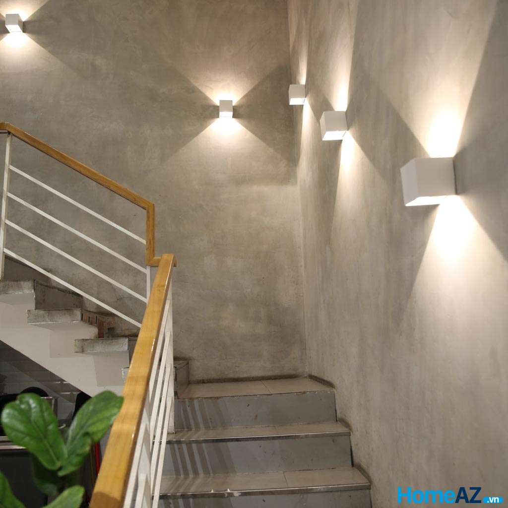 Đèn tường cầu thang có thiết kế đơn giản và nhỏ gọn nhưng mang lại hiệu quả chiếu sáng cực kỳ tốt