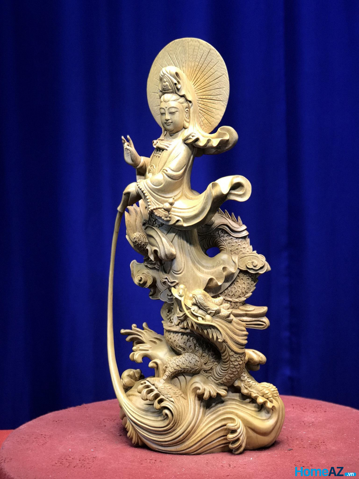 Với góc nghiêng này có thể thấy, tượng Phật Bà Quan Âm thể hiện sức mạnh phổ độ chúng sinh của Ngài vô cùng mạnh mẽ.