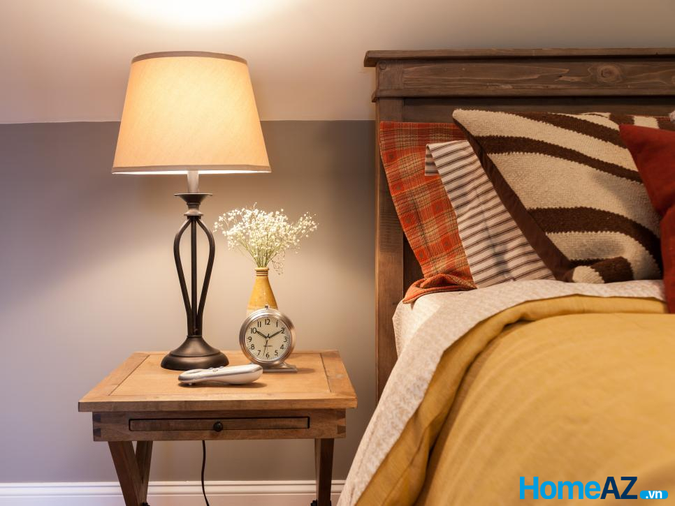 Đèn trang trí phòng ngủ để bàn thường có giá rẻ, vừa phải, phù hợp với thu nhập của nhiều gia đình, dễ dàng lắp đặt và di chuyển,