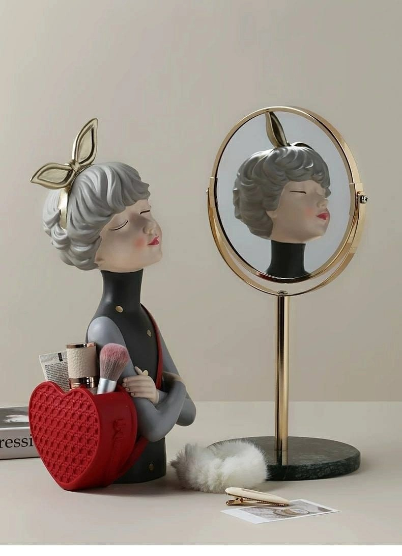 Tượng trang trí phòng khách cô gái đeo túi trái tim không chỉ dùng để trang trí phòng khách mà còn có thể sử dụng để đựng đồ trang điểm