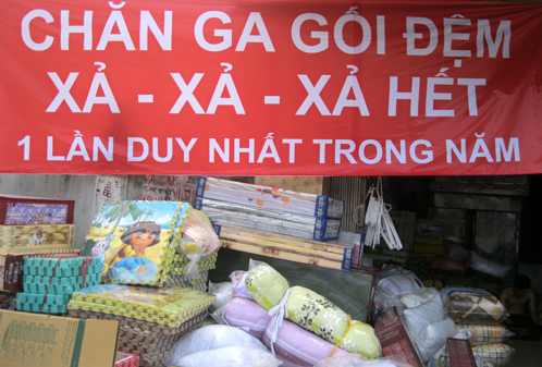 Tiểu thương liên tục bày bán chăn ga gối đệm giá rẻ tại vỉa hè, hay những cửa hàng nhỏ lẻ trên các con phố tại Hà Nội.