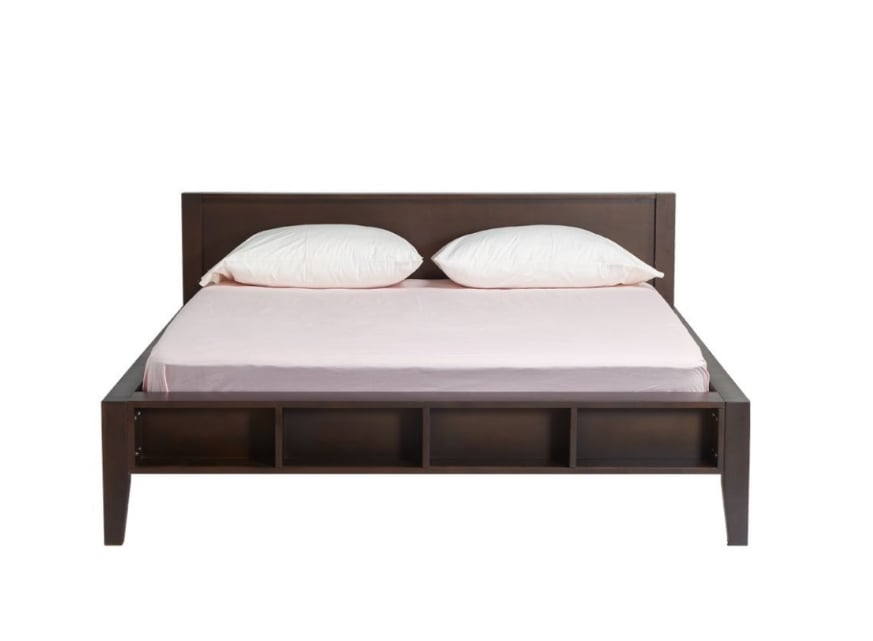 Giường gỗ cao cấp Baya Kitka với màu gỗ đậm, các ô trang trí ở đuôi giường tạo sự sang trọng, khác biệt