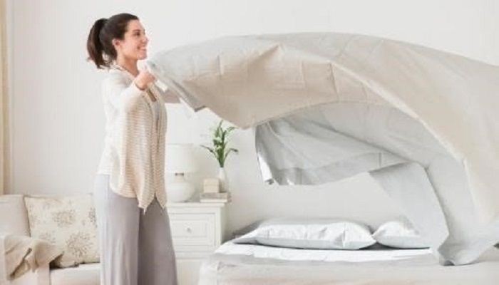 Thường xuyên thay ga trải giường và vệ sinh chăn gối giúp bạn loại bỏ vi khuẩn và vi sinh vật có hại