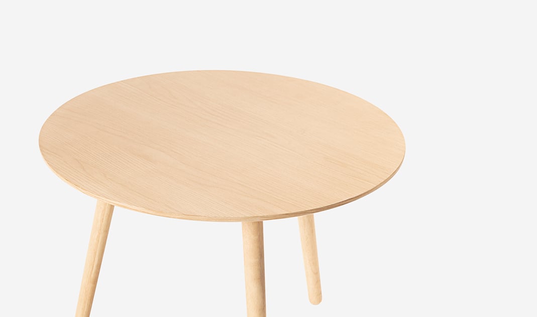 Chân bàn được làm từ gỗ cao su tự nhiên chắc chắn, thiết kế bo tròn tạo cảm giác mềm mại