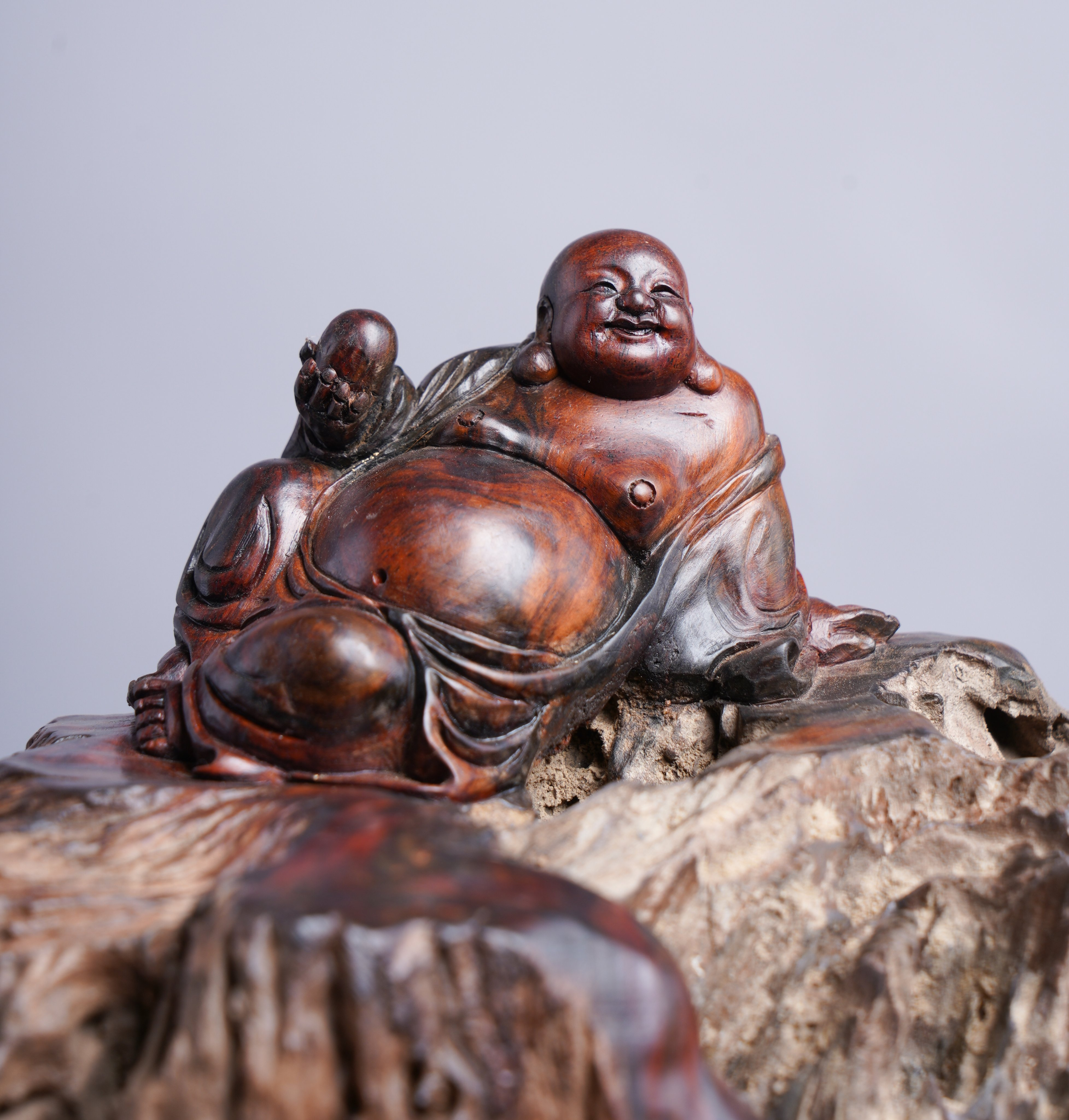 Tượng Phật Di Lặc Nằm Bằng Gỗ Trắc Cao 23cm | HomeAZ.vn