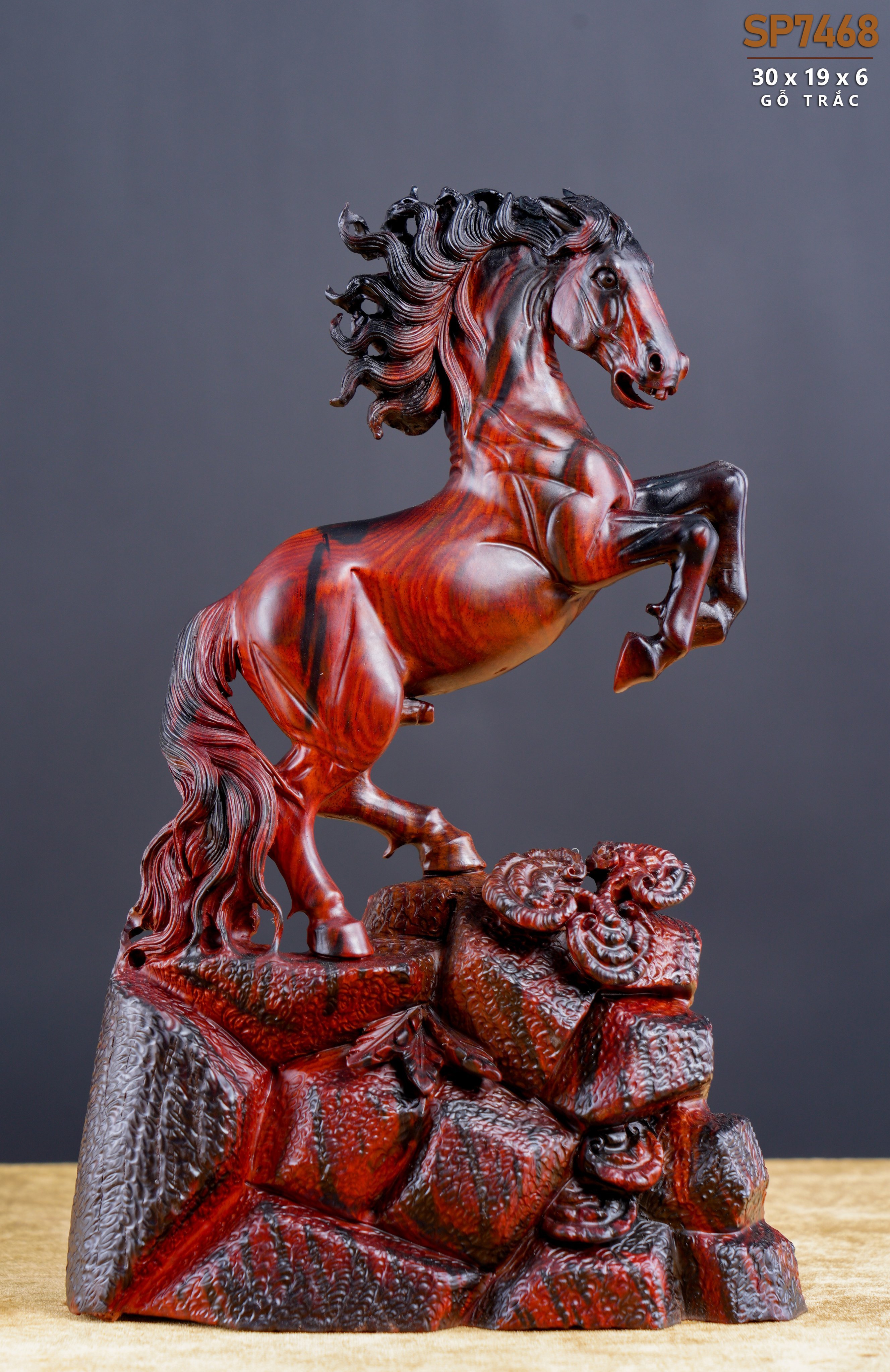 Tượng Ngựa Nhất Mã Gỗ Trắc 30cm | HomeAZ.vn