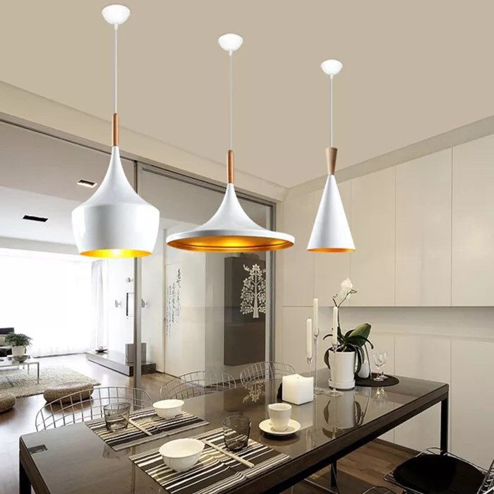 Đèn thả trần trang trí bếp kiểu dáng đơn giản và hiện đại, chao đèn màu trắng mờ hài hòa với không gian xung quanh