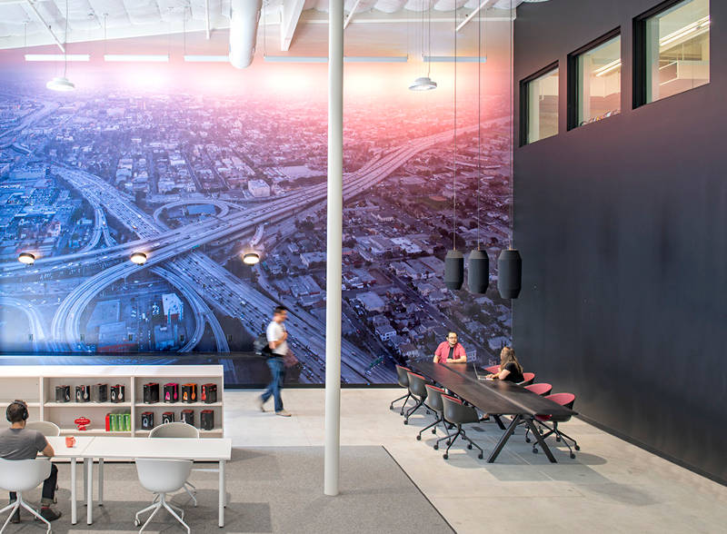 Một bức tranh khổng lồ của Los Angeles thu nhỏ là tâm điểm cho khu vực làm việc chính của văn phòng. Ảnh: Bestor Architecture