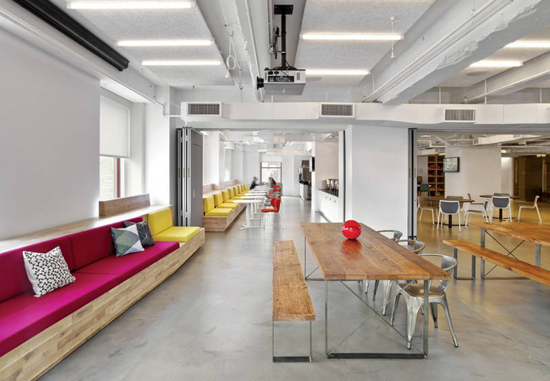 Sàn bê tông được đánh bóng tạo nên một sự rung cảm lớn và chi phí bảo trì thấp cho văn phòng LinkedIn tại New York. Ảnh: Interior Architects