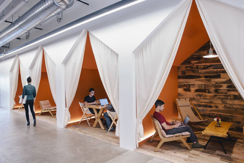 Không gian làm việc kiểu cắm trại tại trụ sở của Airbnb. Ảnh: Gensler