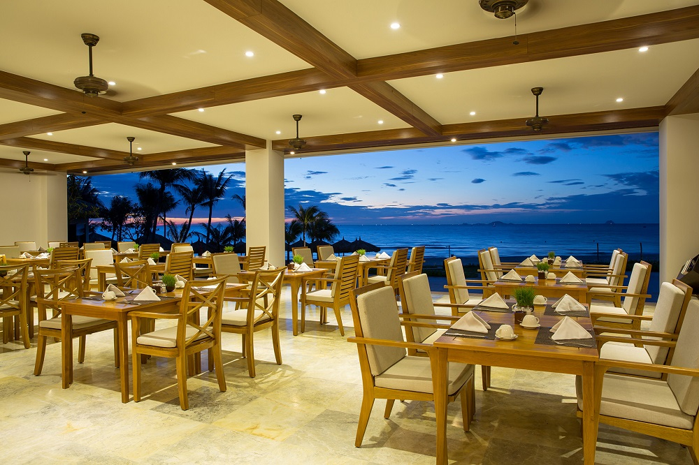 beachfront-view-of-the-restaurant