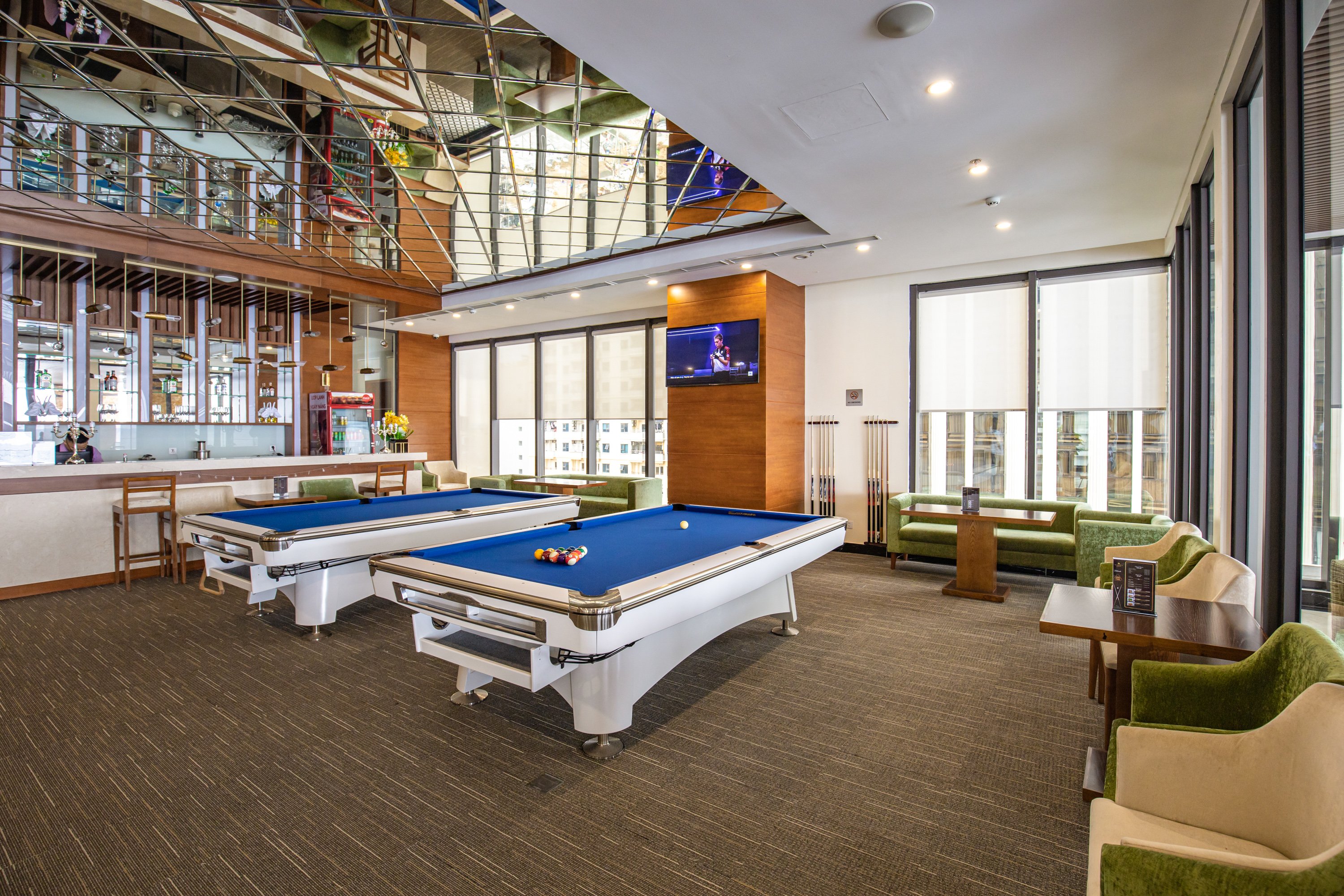 POOLSIDE BAR & BILLIARDS