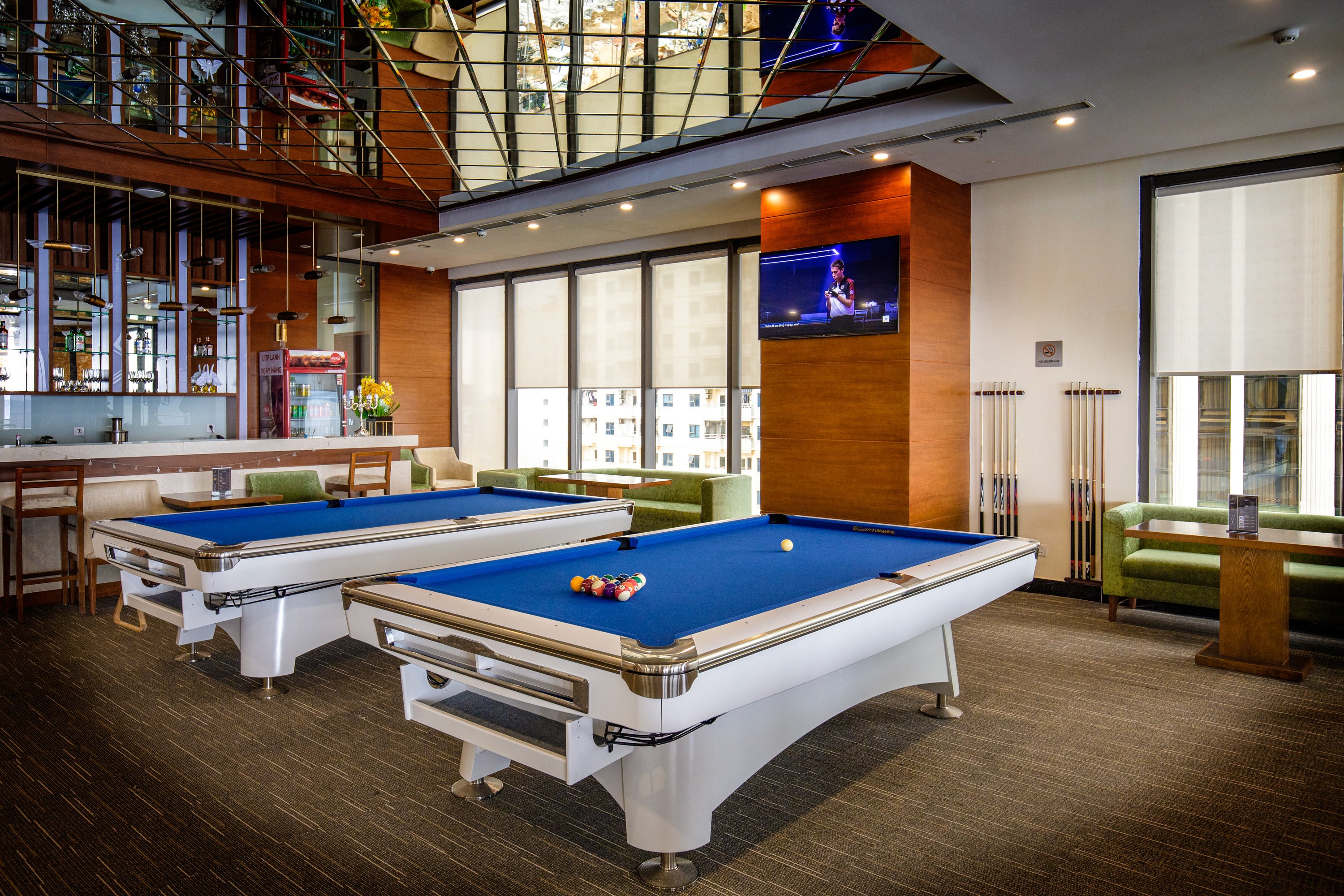 POOLSIDE BAR & BILLIARDS