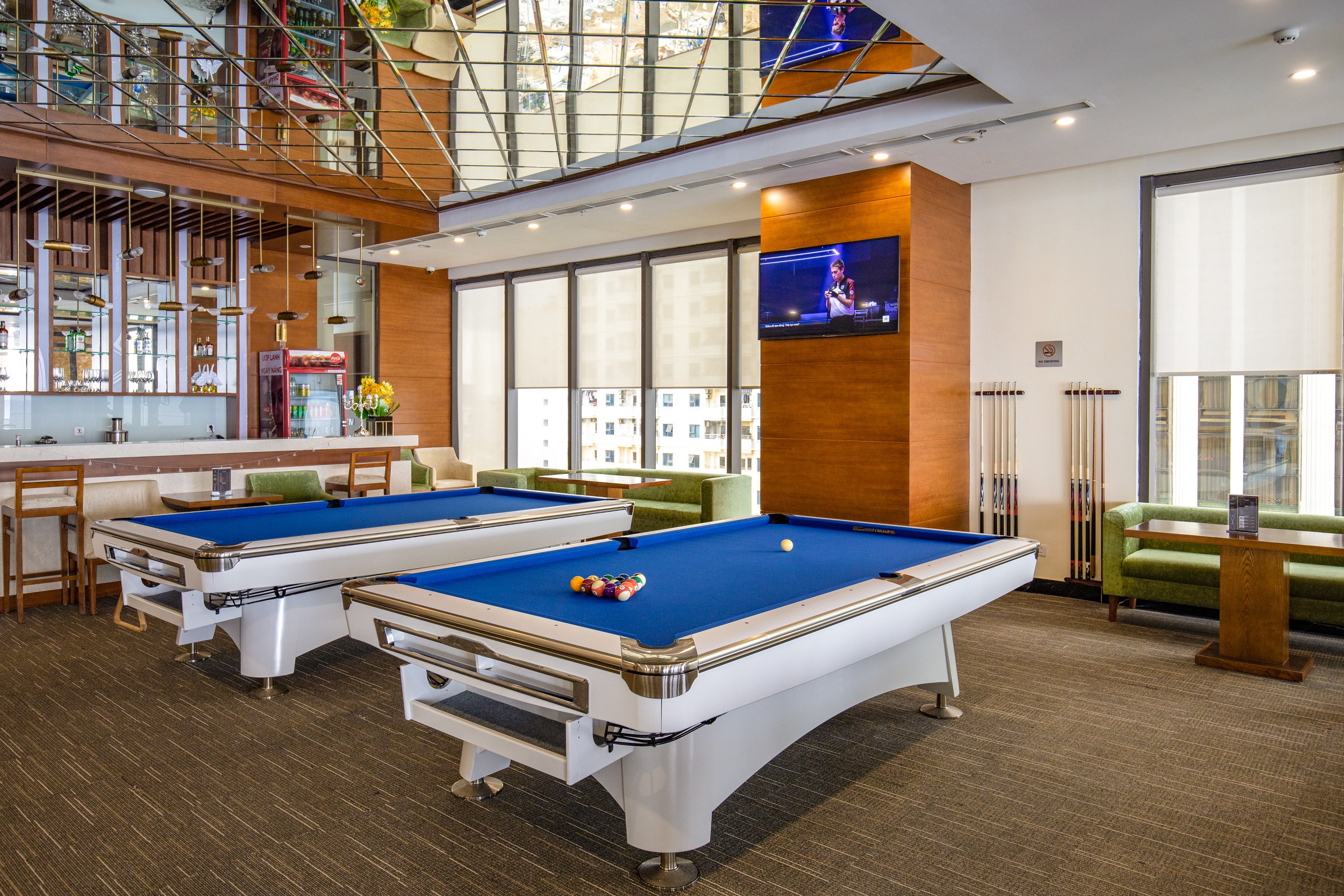 POOLSIDE BAR & BILLIARDS