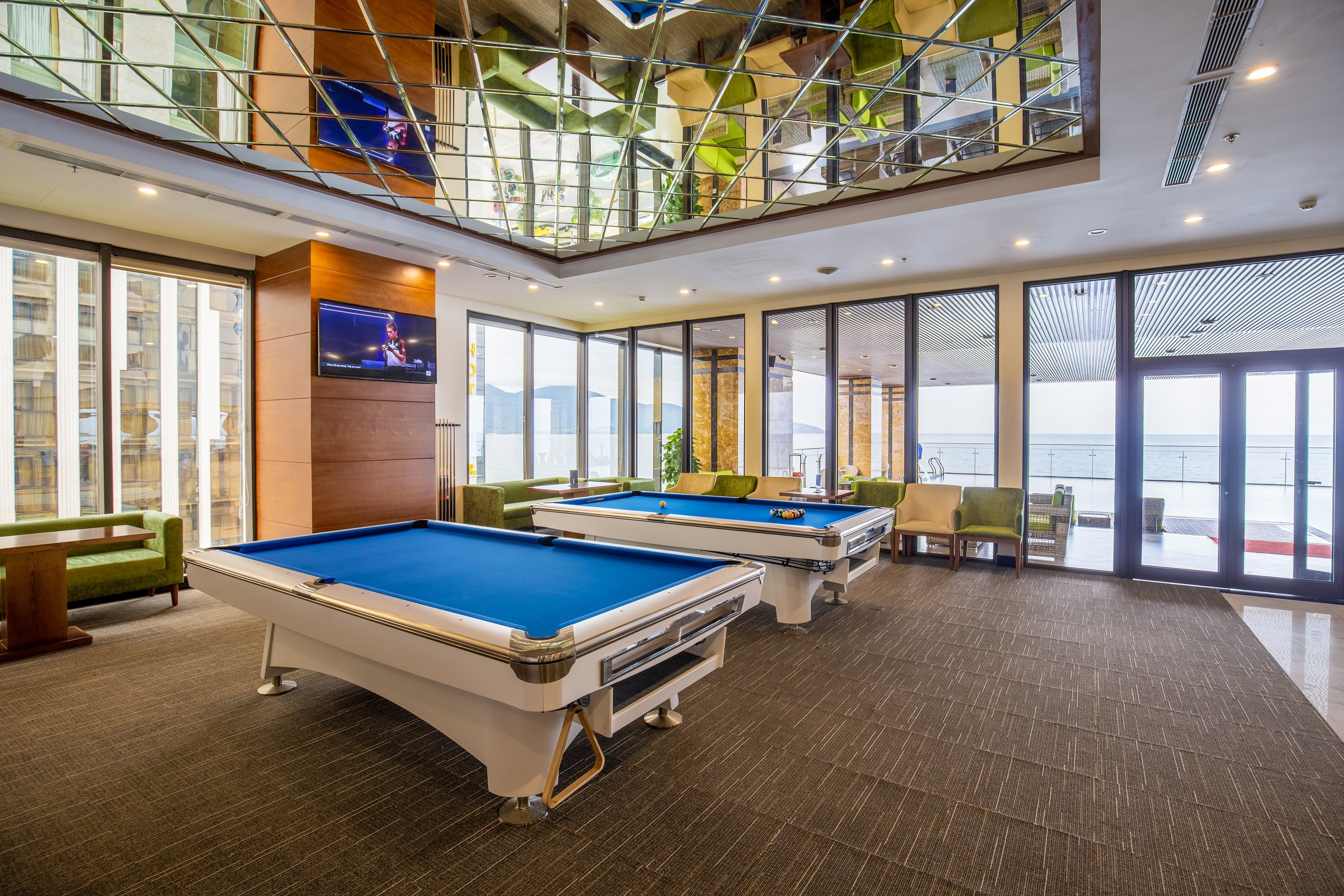 POOLSIDE BAR & BILLIARDS
