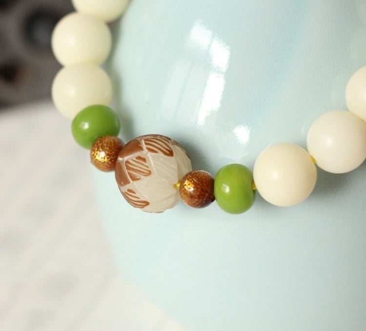 Chuỗi Vòng Đeo Tay Hạt Bồ Đề Charm Hoa Sen Màu Trắng Ngà, 10mm 14 chuoi vong deo tay charm hoa sen hat goc bo de mau trang nga 10mm 2