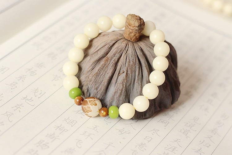 Chuỗi Vòng Đeo Tay Hạt Bồ Đề Charm Hoa Sen Màu Trắng Ngà, 10mm 13 chuoi vong deo tay charm hoa sen hat goc bo de mau trang nga 10mm 7