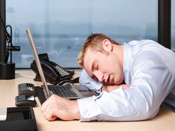 man-asleep-on-desk-15662935768041727060916-crop-15662935861921576990401